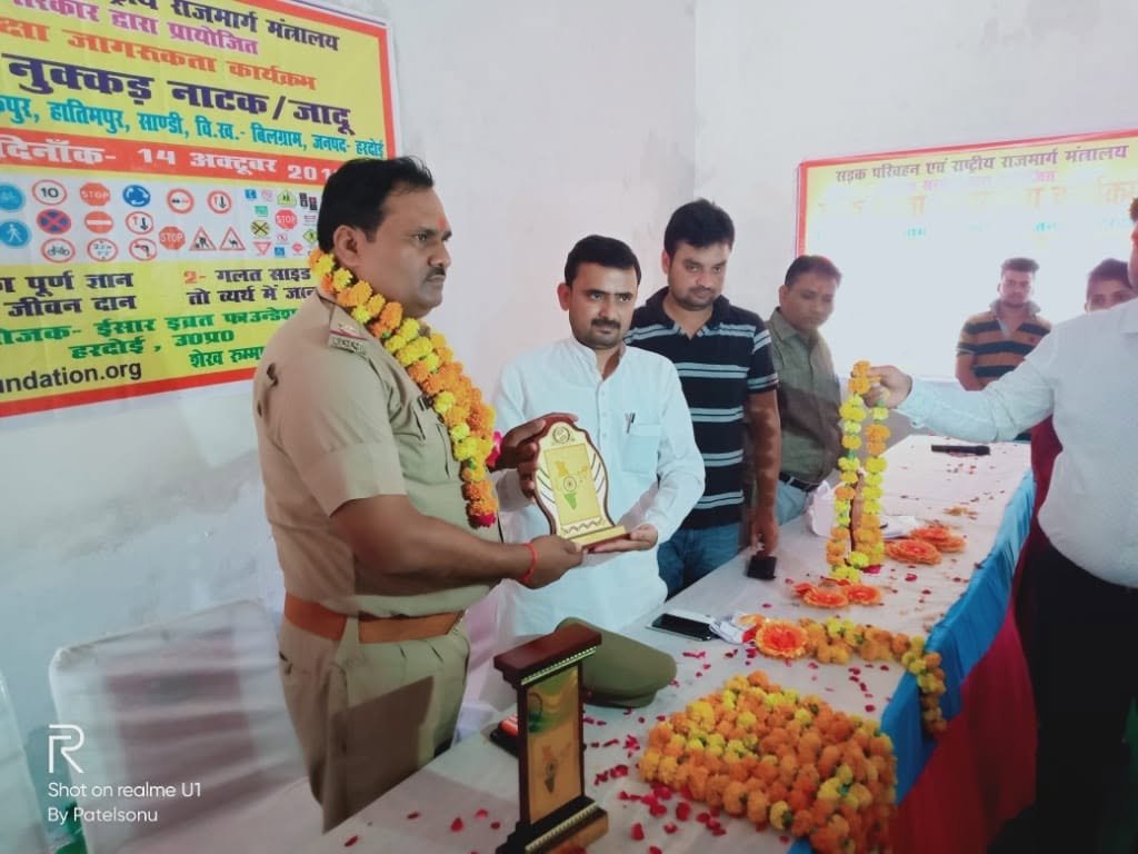 Honouring the local traffic police — Isar Ibrat Foundation, Hardoi